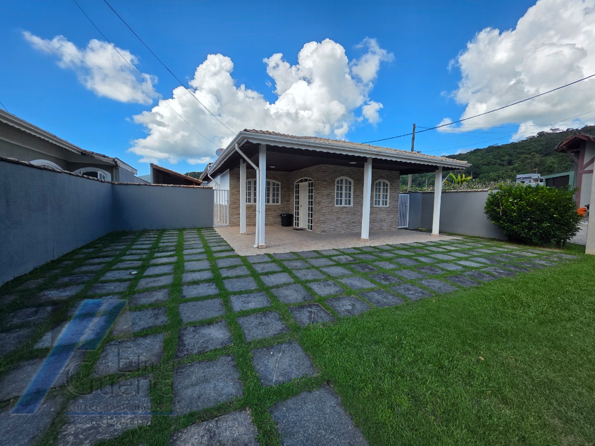 Ubatuba, Condomínio Villas - Casa pré-moldada com 03 dormitórios sendo 01 suíte, espaço gourmet na área de lazer.