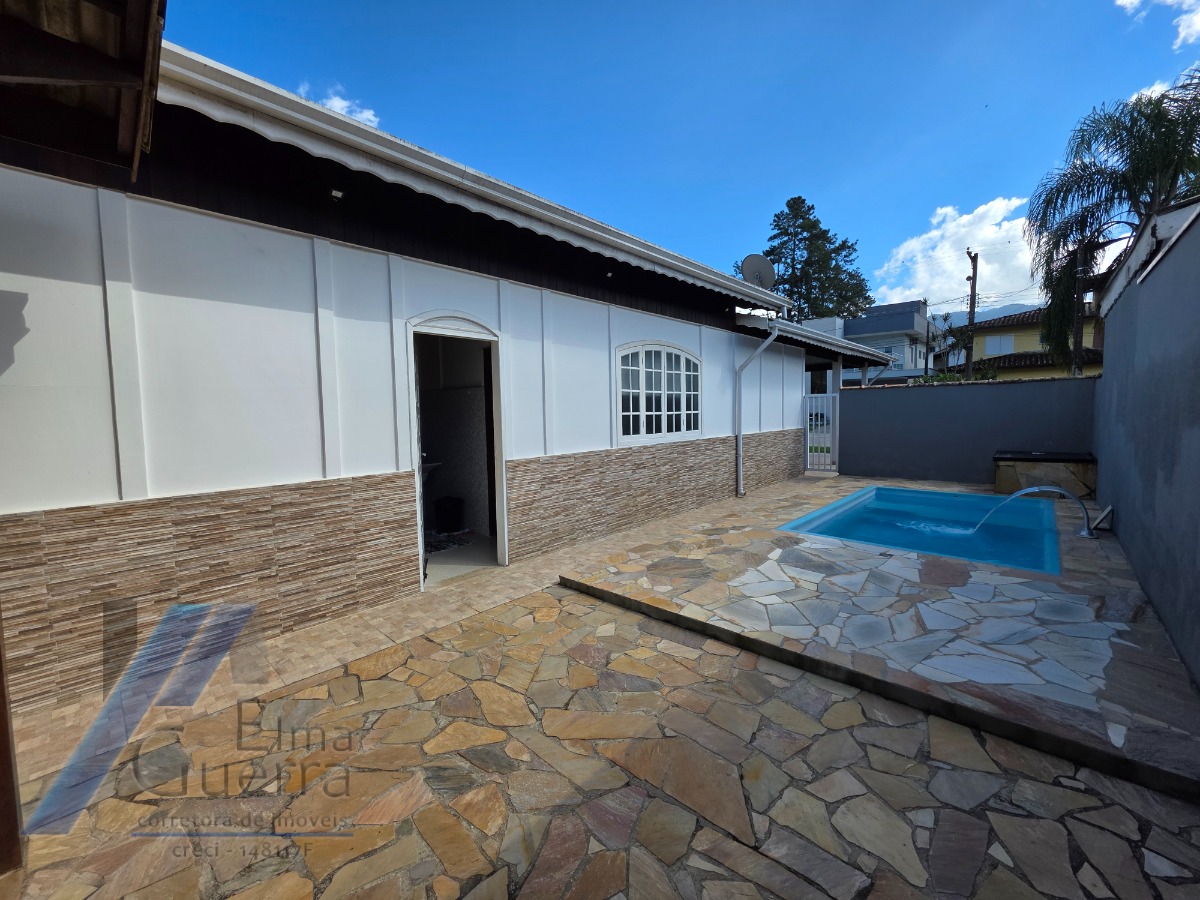 Ubatuba, Condomínio Villas - Casa pré-moldada com 03 dormitórios sendo 01 suíte, espaço gourmet na área de lazer.