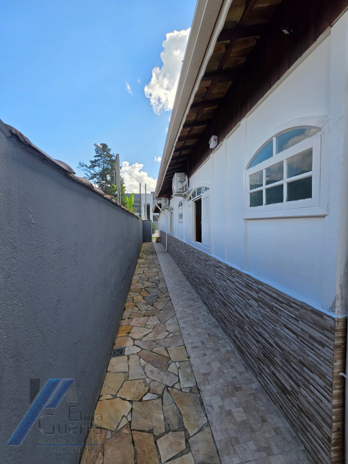 Ubatuba, Condomínio Villas - Casa pré-moldada com 03 dormitórios sendo 01 suíte, espaço gourmet na área de lazer.