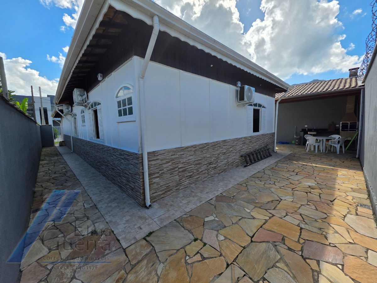 Ubatuba, Condomínio Villas - Casa pré-moldada com 03 dormitórios sendo 01 suíte, espaço gourmet na área de lazer.