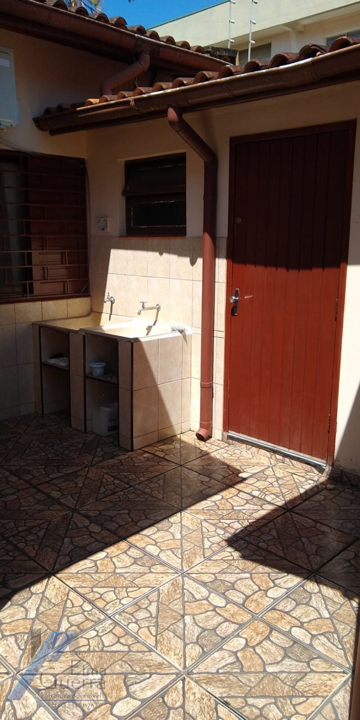 Ubatuba, Itaguá - Casa de 02 dormitórios (01 suíte), com terreno de 300 m2 e edicula com 02 quartos.