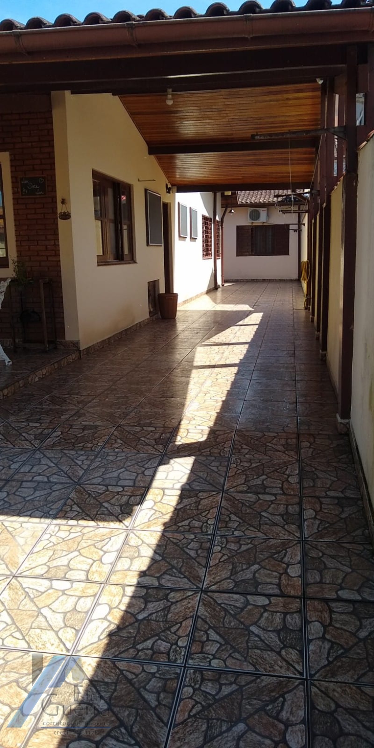 Ubatuba, Itaguá - Casa de 02 dormitórios (01 suíte), com terreno de 300 m2 e edicula com 02 quartos.