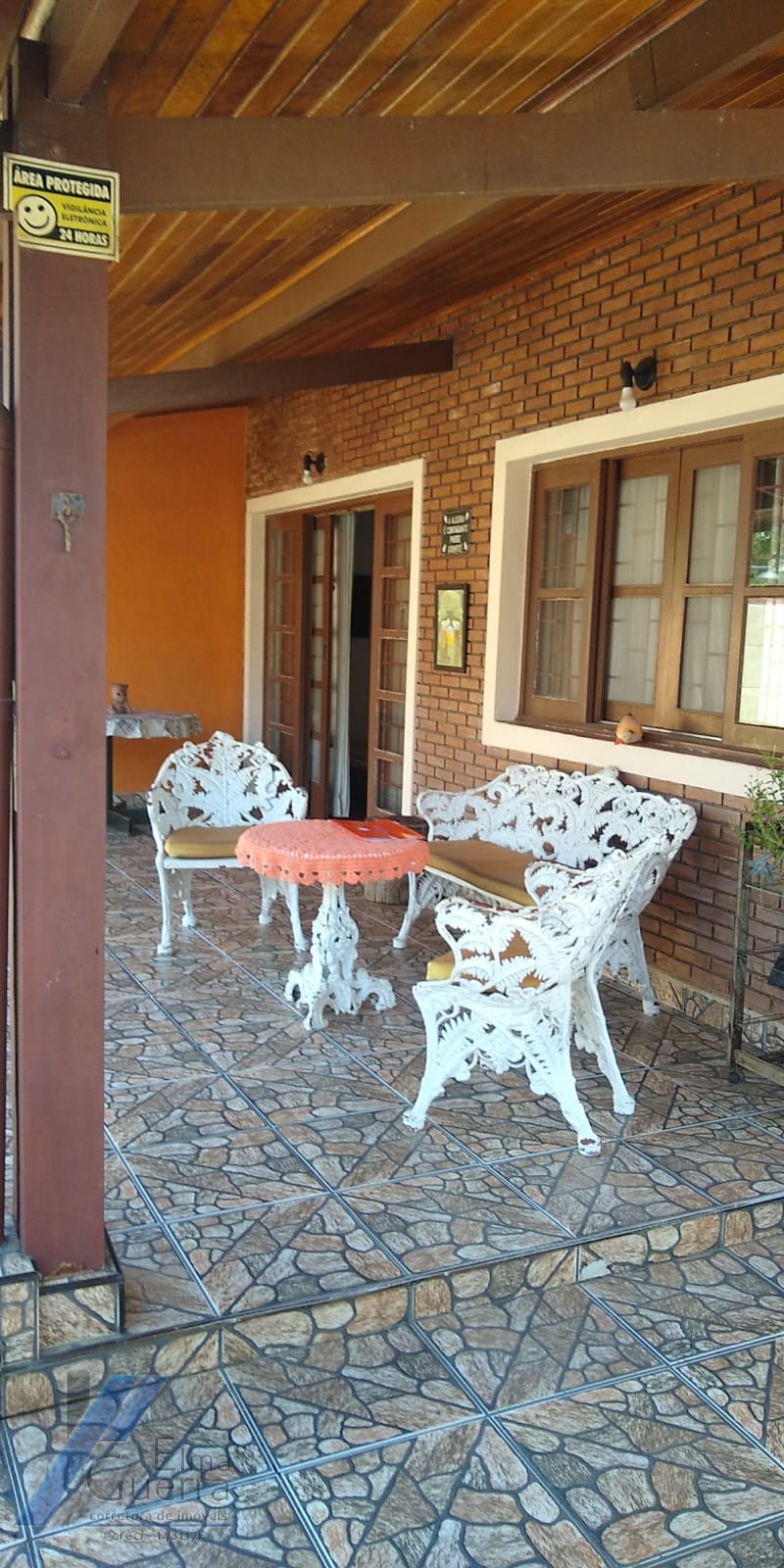 Ubatuba, Itaguá - Casa de 02 dormitórios (01 suíte), com terreno de 300 m2 e edicula com 02 quartos.