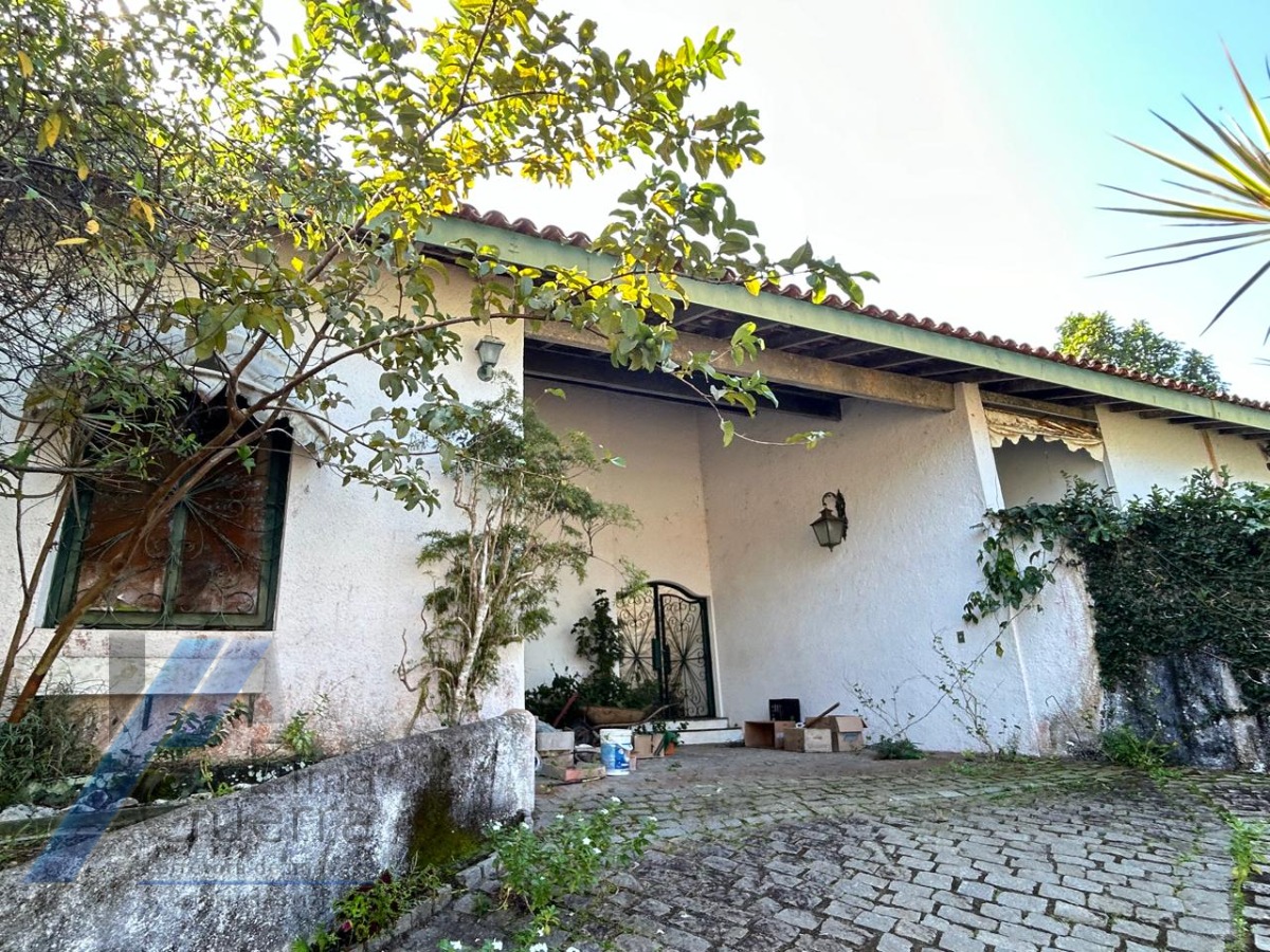 Ubatuba, Ponta das Toninhas - Casa bem localizada com vista total para mar e praia, terreno com 760 m2.