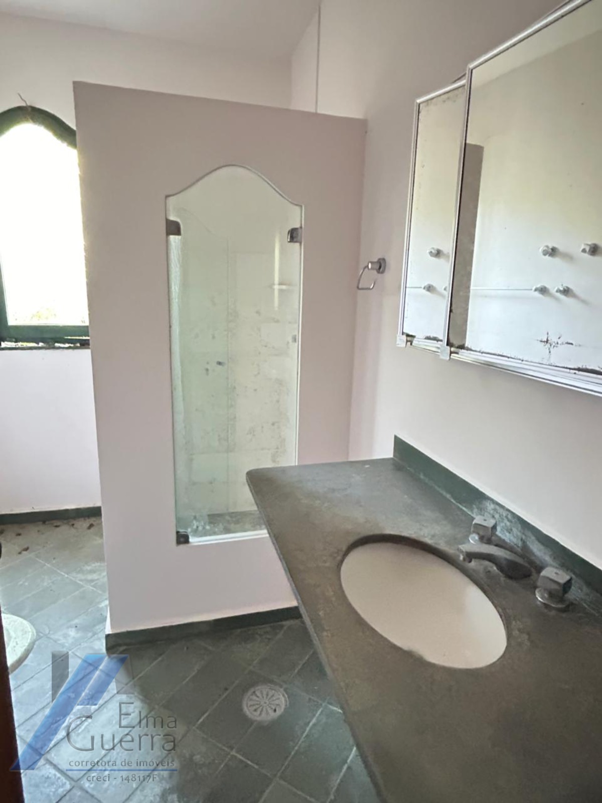 Ubatuba, Ponta das Toninhas - Casa bem localizada com vista total para mar e praia, terreno com 760 m2.