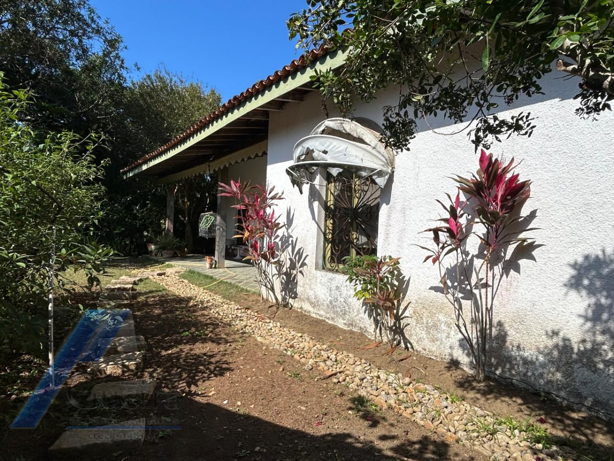 Ubatuba, Ponta das Toninhas - Casa bem localizada com vista total para mar e praia, terreno com 760 m2.