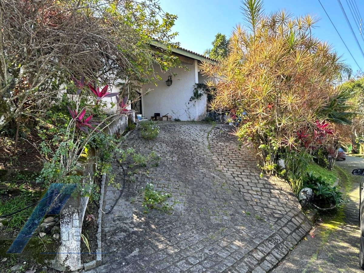 Ubatuba, Ponta das Toninhas - Casa bem localizada com vista total para mar e praia, terreno com 760 m2.