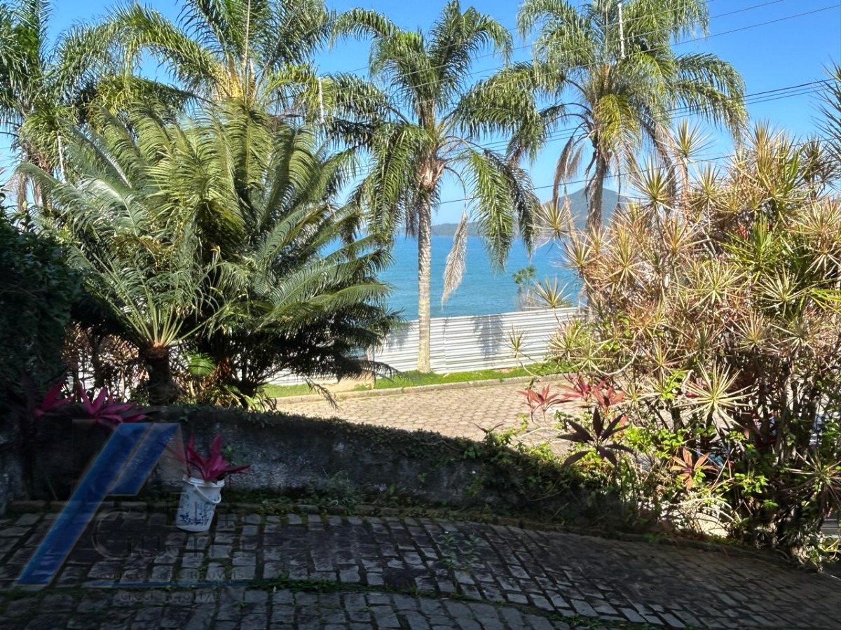 Ubatuba, Ponta das Toninhas - Casa bem localizada com vista total para mar e praia, terreno com 760 m2.