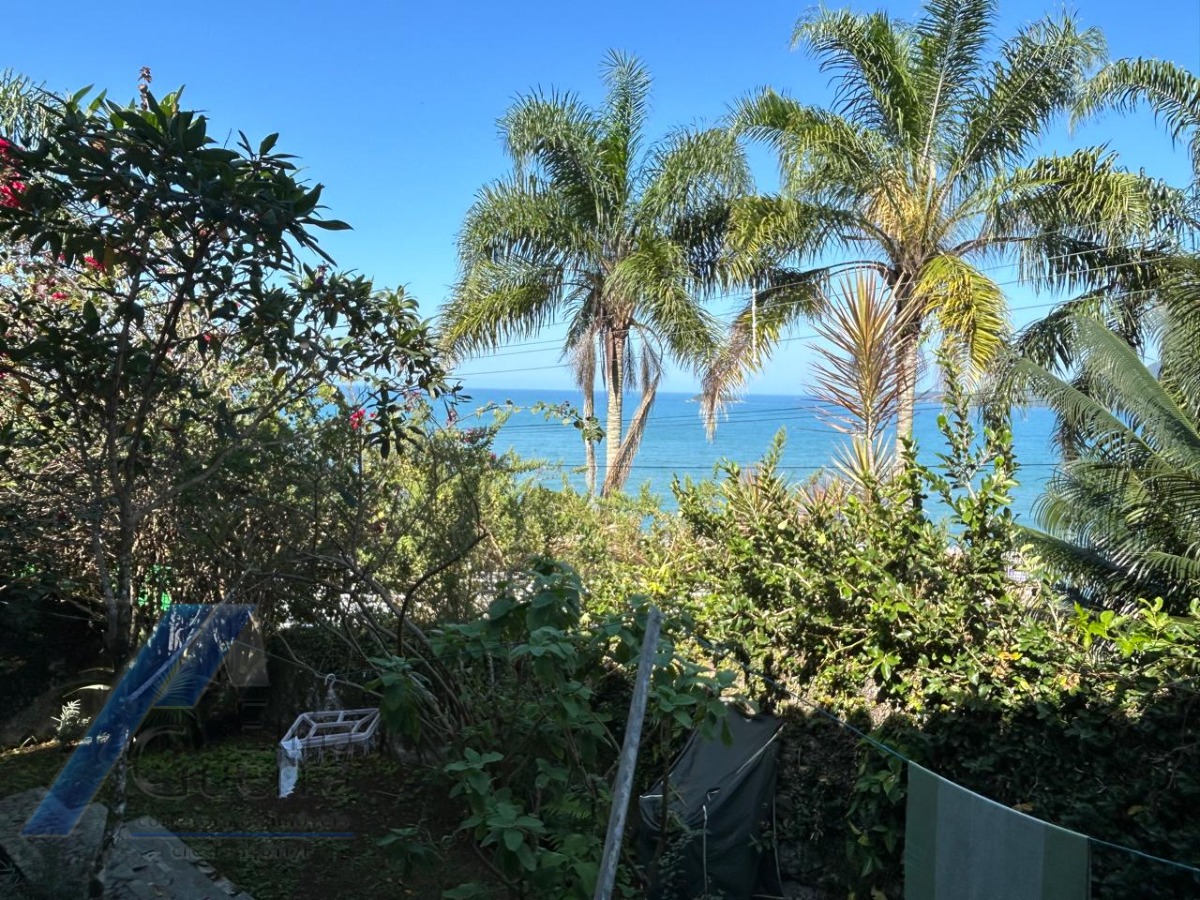 Ubatuba, Ponta das Toninhas - Casa bem localizada com vista total para mar e praia, terreno com 760 m2.
