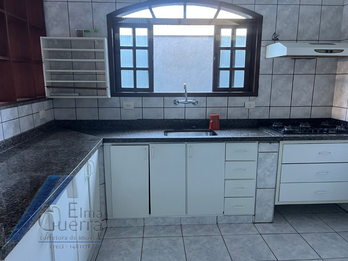 Ubatuba, Estufa II - Casa com 04 dormitório, sendo 02 suites, com área de lazer.
