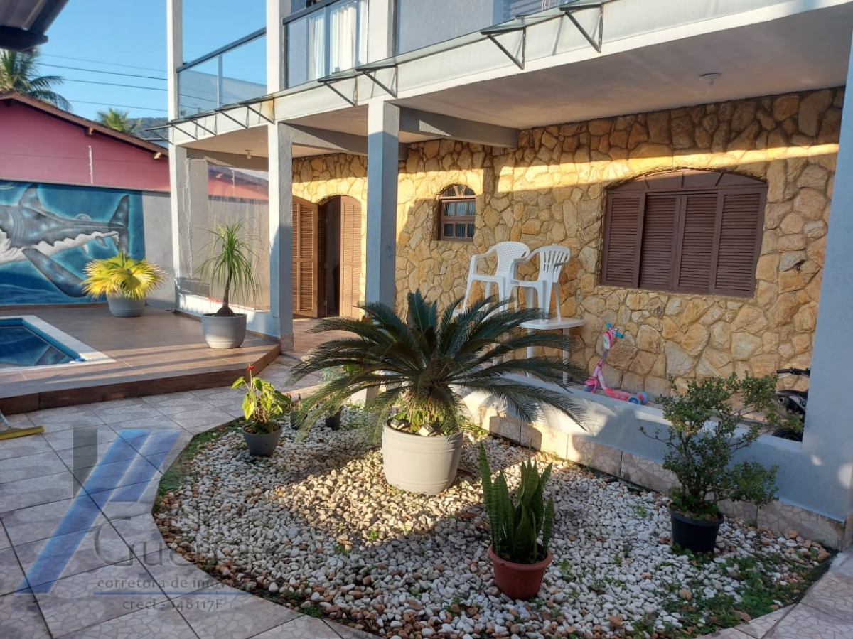 Ubatuba, Estufa II - Casa com 04 dormitório, sendo 02 suites, com área de lazer.