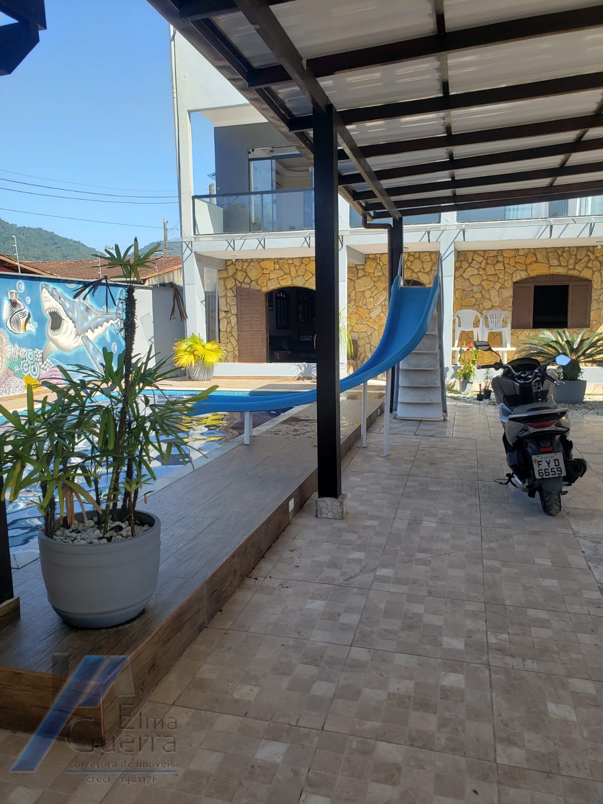 Ubatuba, Estufa II - Casa com 04 dormitório, sendo 02 suites, com área de lazer.