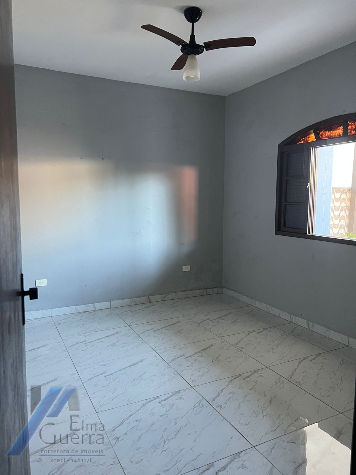 Ubatuba, Estufa II - Casa com 04 dormitório, sendo 02 suites, com área de lazer.