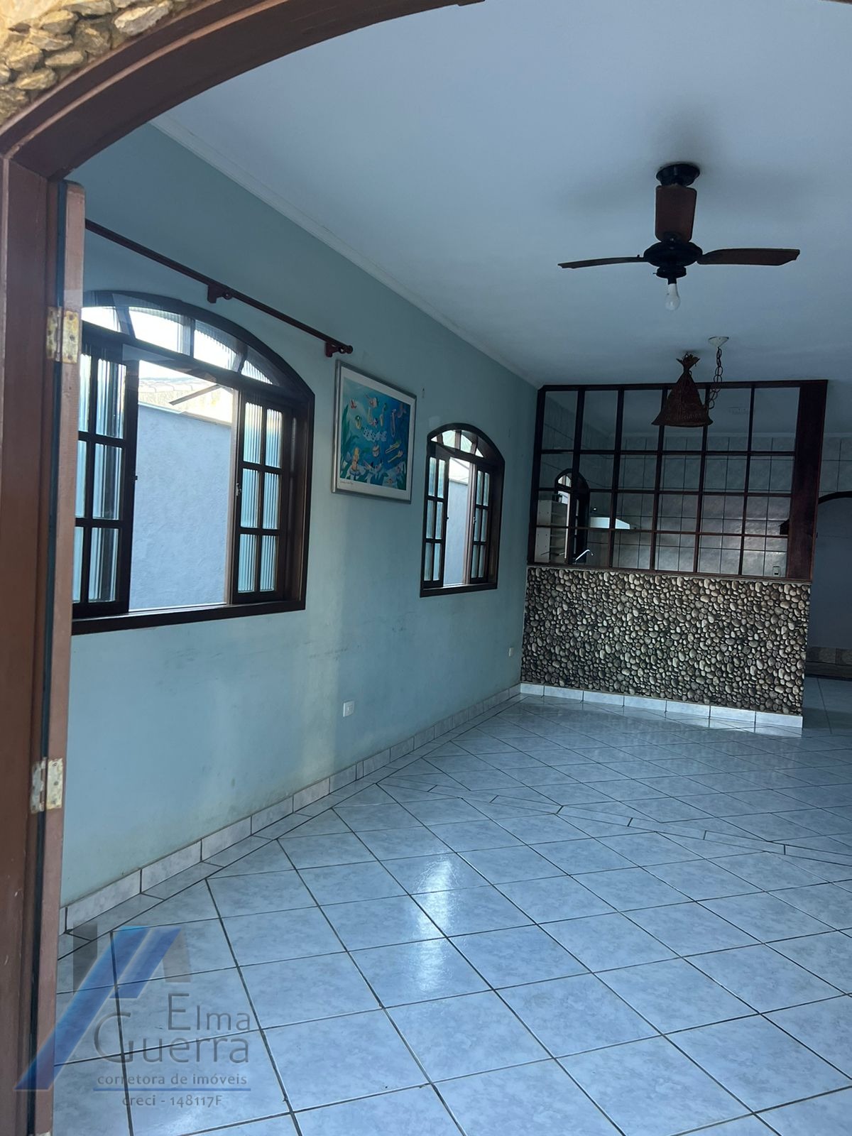 Ubatuba, Estufa II - Casa com 04 dormitório, sendo 02 suites, com área de lazer.