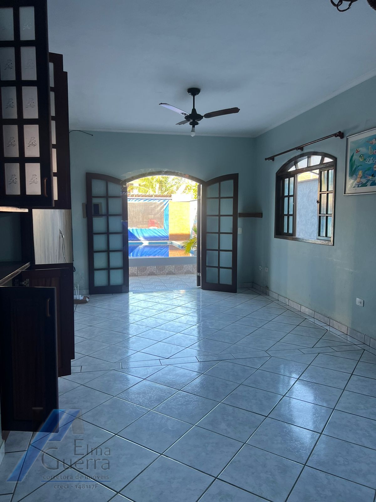 Ubatuba, Estufa II - Casa com 04 dormitório, sendo 02 suites, com área de lazer.