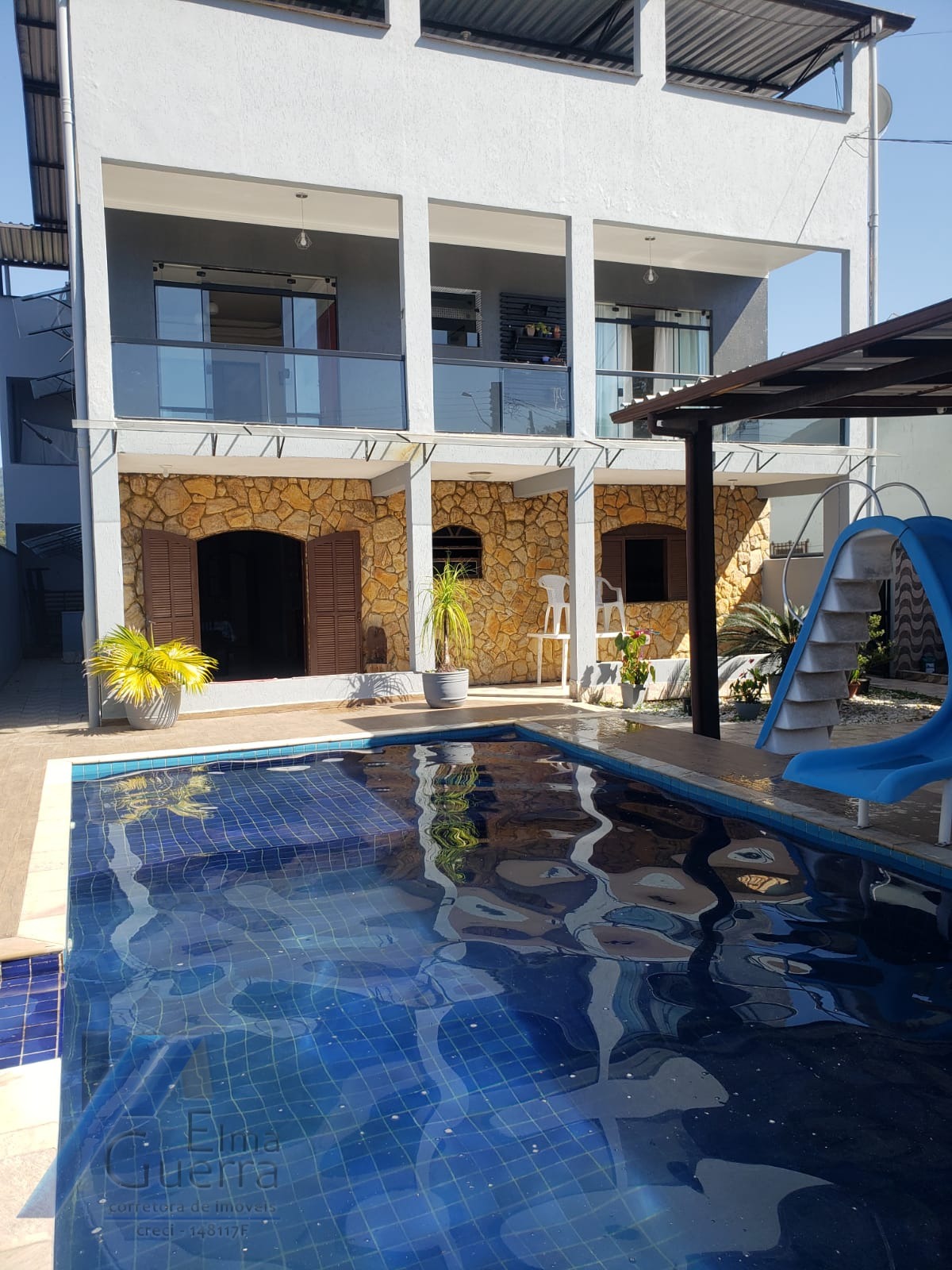 Ubatuba, Estufa II - Casa com 04 dormitório, sendo 02 suites, com área de lazer.