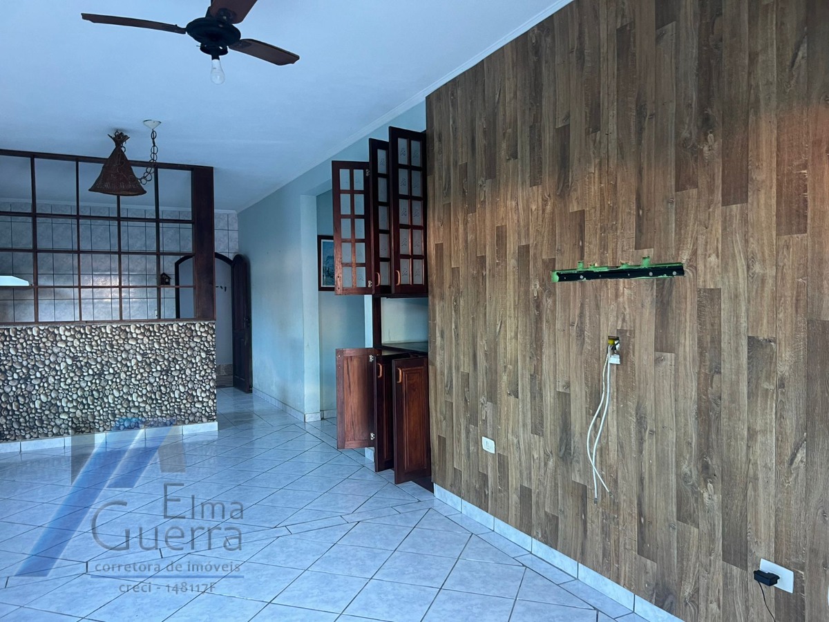 Ubatuba, Estufa II - Casa com 04 dormitório, sendo 02 suites, com área de lazer.