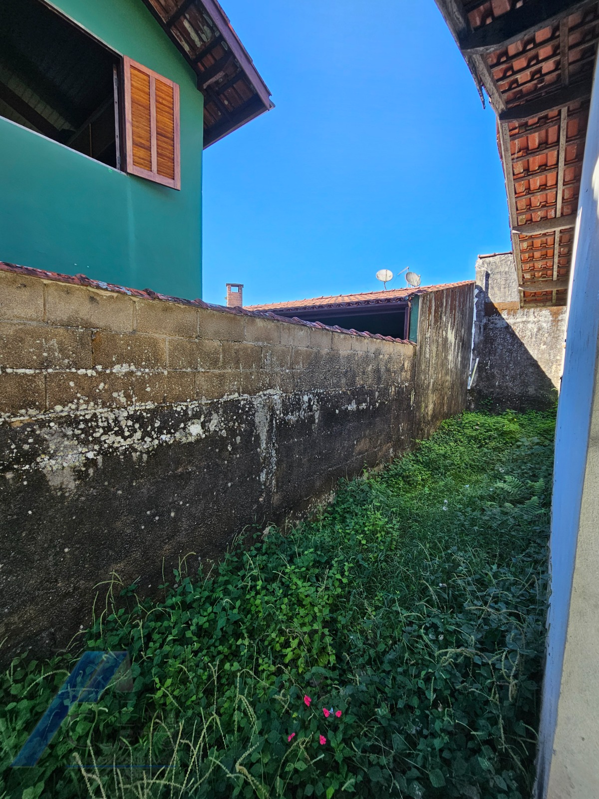 Ubatuba, Ressaca - Casa inacabada com 02 dormitórios, sendo 01 suíte, precisa de reforma.