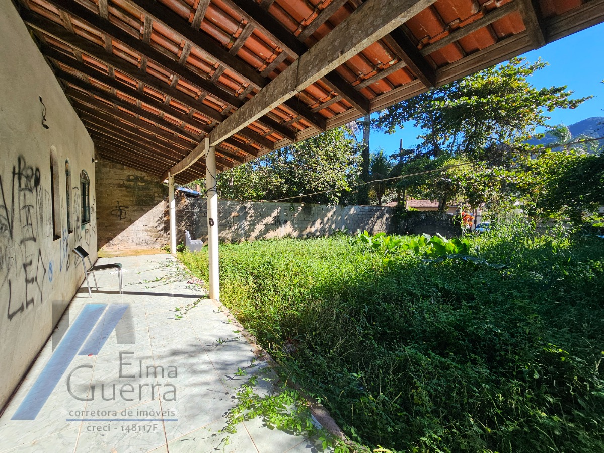 Ubatuba, Ressaca - Casa inacabada com 02 dormitórios, sendo 01 suíte, precisa de reforma.