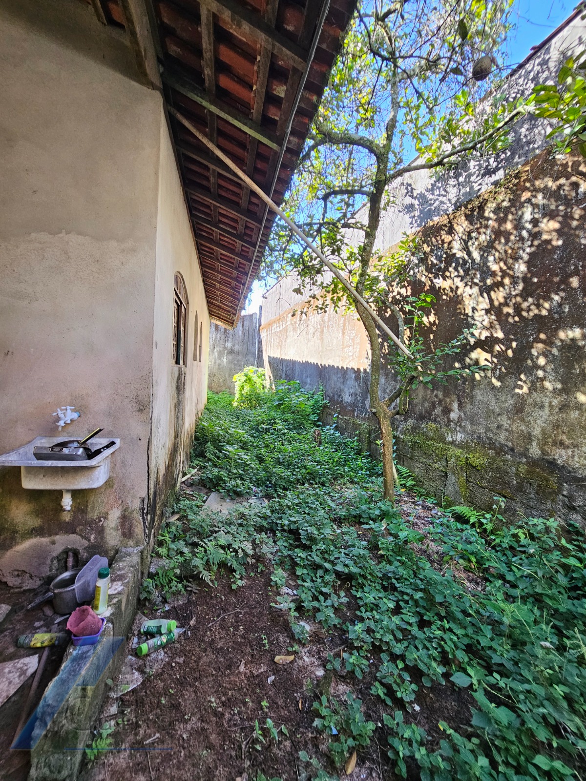 Ubatuba, Ressaca - Casa inacabada com 02 dormitórios, sendo 01 suíte, precisa de reforma.