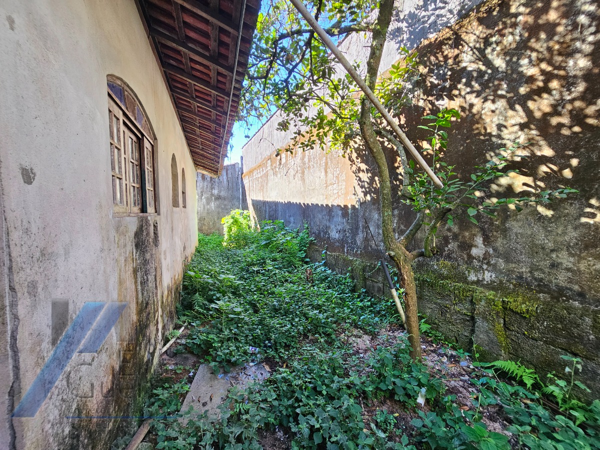 Ubatuba, Ressaca - Casa inacabada com 02 dormitórios, sendo 01 suíte, precisa de reforma.