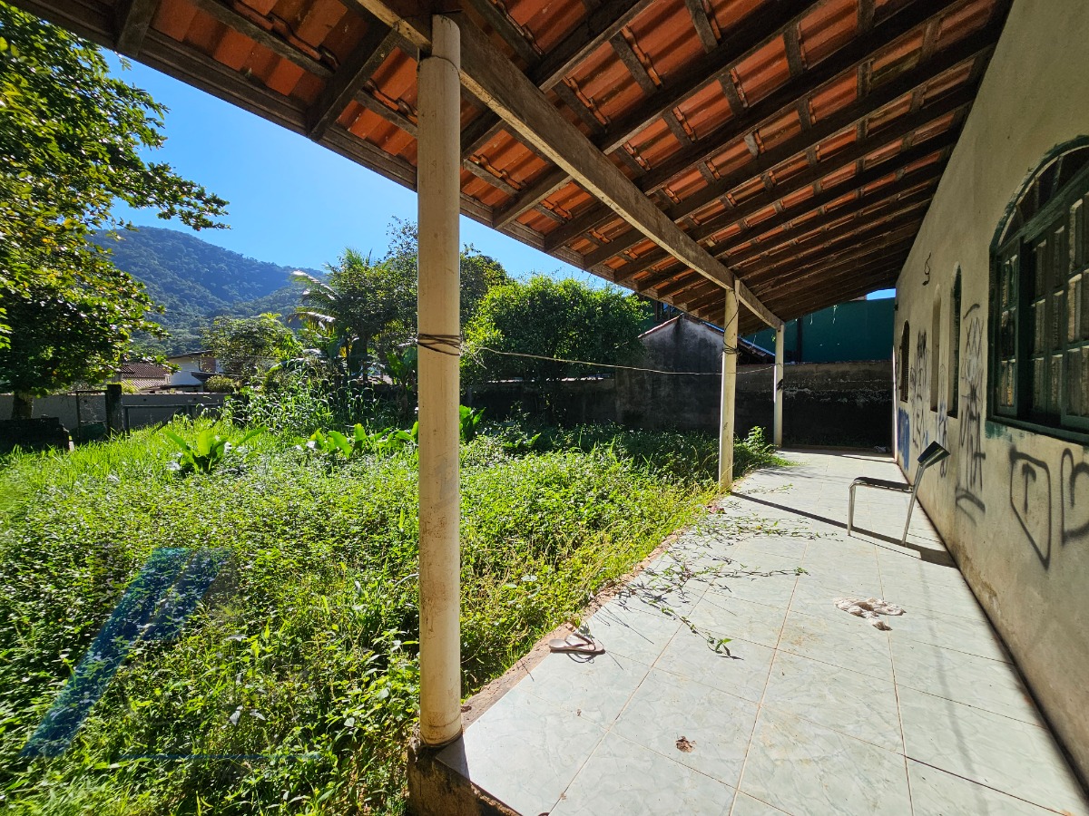Ubatuba, Ressaca - Casa inacabada com 02 dormitórios, sendo 01 suíte, precisa de reforma.