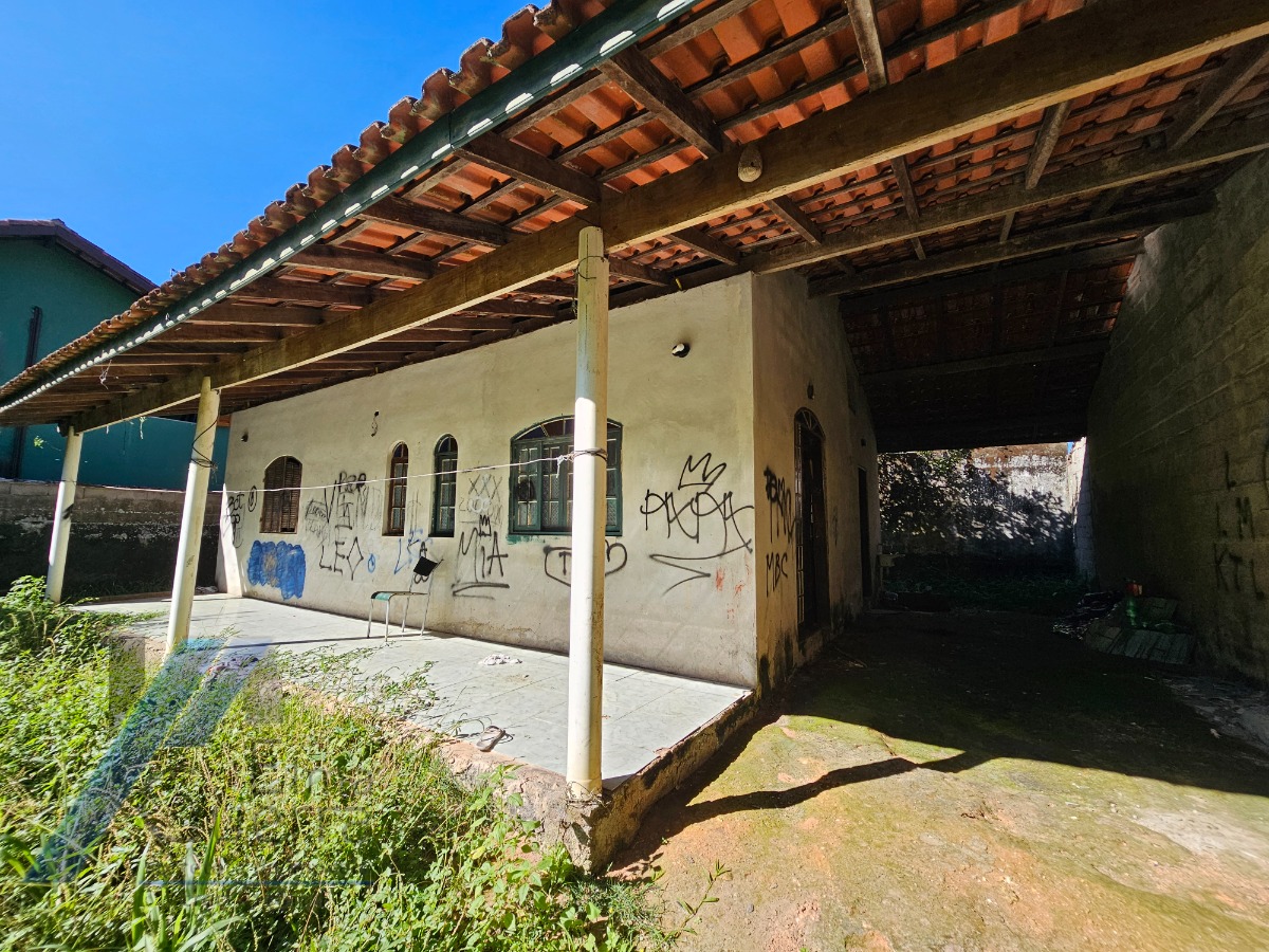 Ubatuba, Ressaca - Casa inacabada com 02 dormitórios, sendo 01 suíte, precisa de reforma.