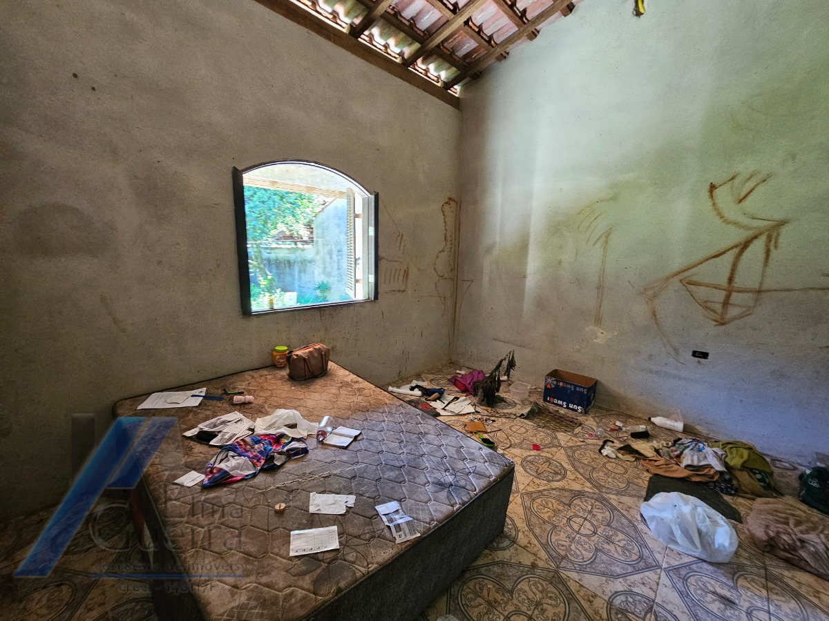 Ubatuba, Ressaca - Casa inacabada com 02 dormitórios, sendo 01 suíte, precisa de reforma.