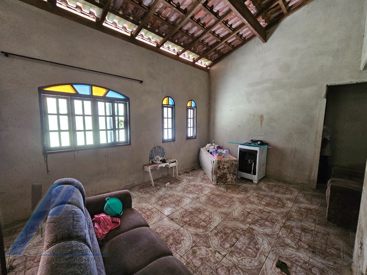 Ubatuba, Ressaca - Casa inacabada com 02 dormitórios, sendo 01 suíte, precisa de reforma.