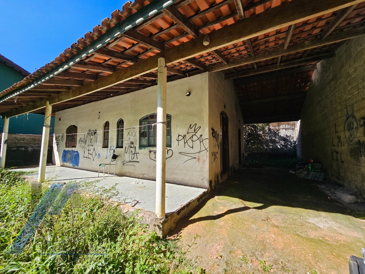 Ubatuba, Ressaca - Casa inacabada com 02 dormitórios, sendo 01 suíte, precisa de reforma.