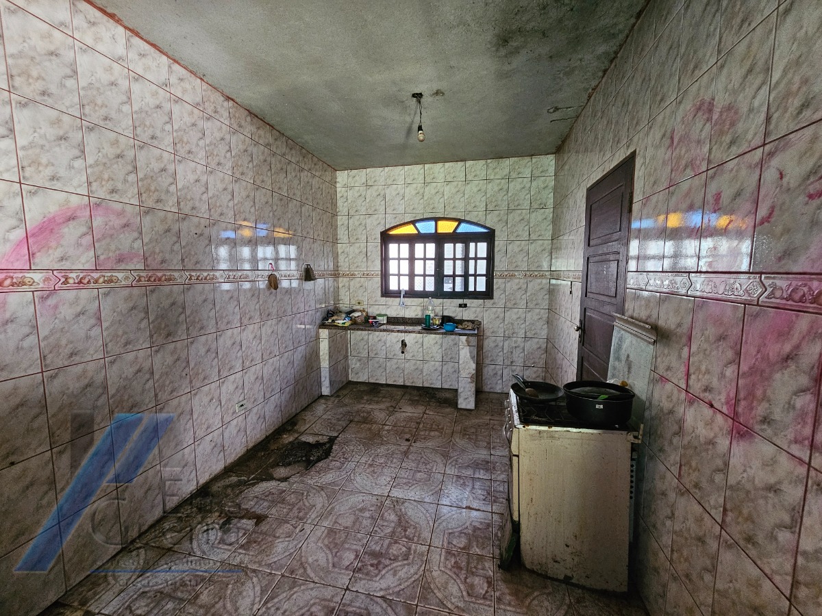 Ubatuba, Ressaca - Casa inacabada com 02 dormitórios, sendo 01 suíte, precisa de reforma.