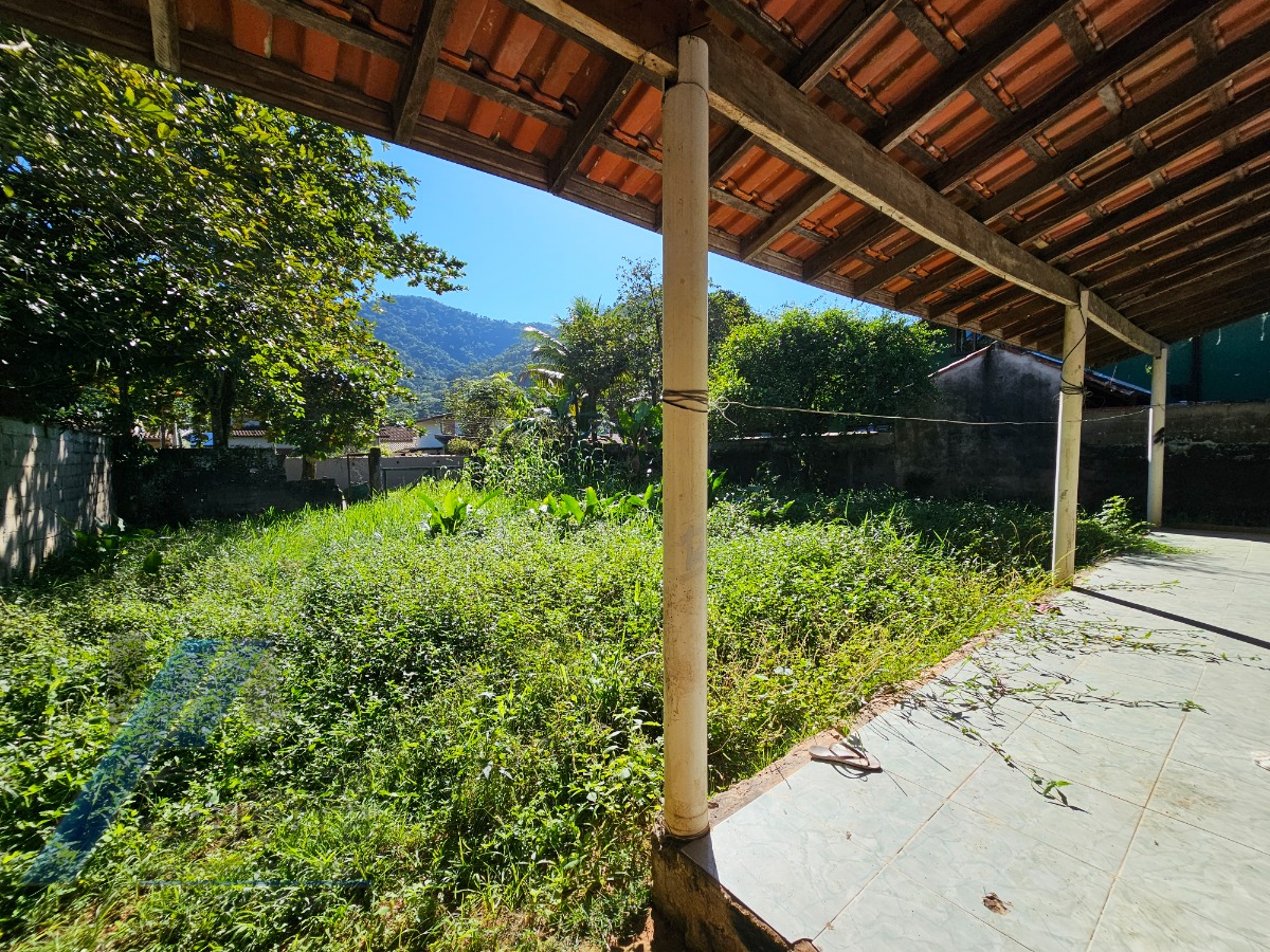 Ubatuba, Ressaca - Casa inacabada com 02 dormitórios, sendo 01 suíte, precisa de reforma.