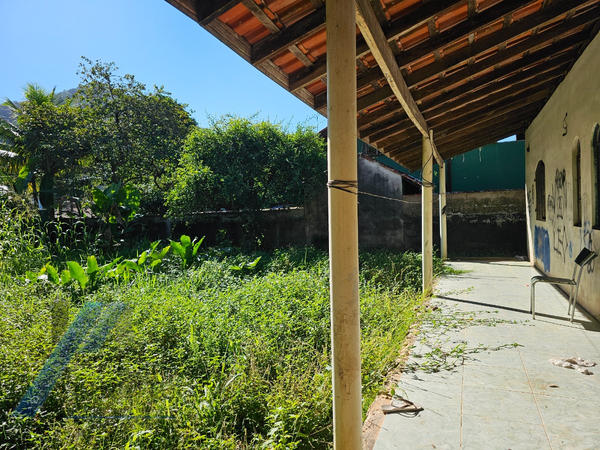 Ubatuba, Ressaca - Casa inacabada com 02 dormitórios, sendo 01 suíte, precisa de reforma.