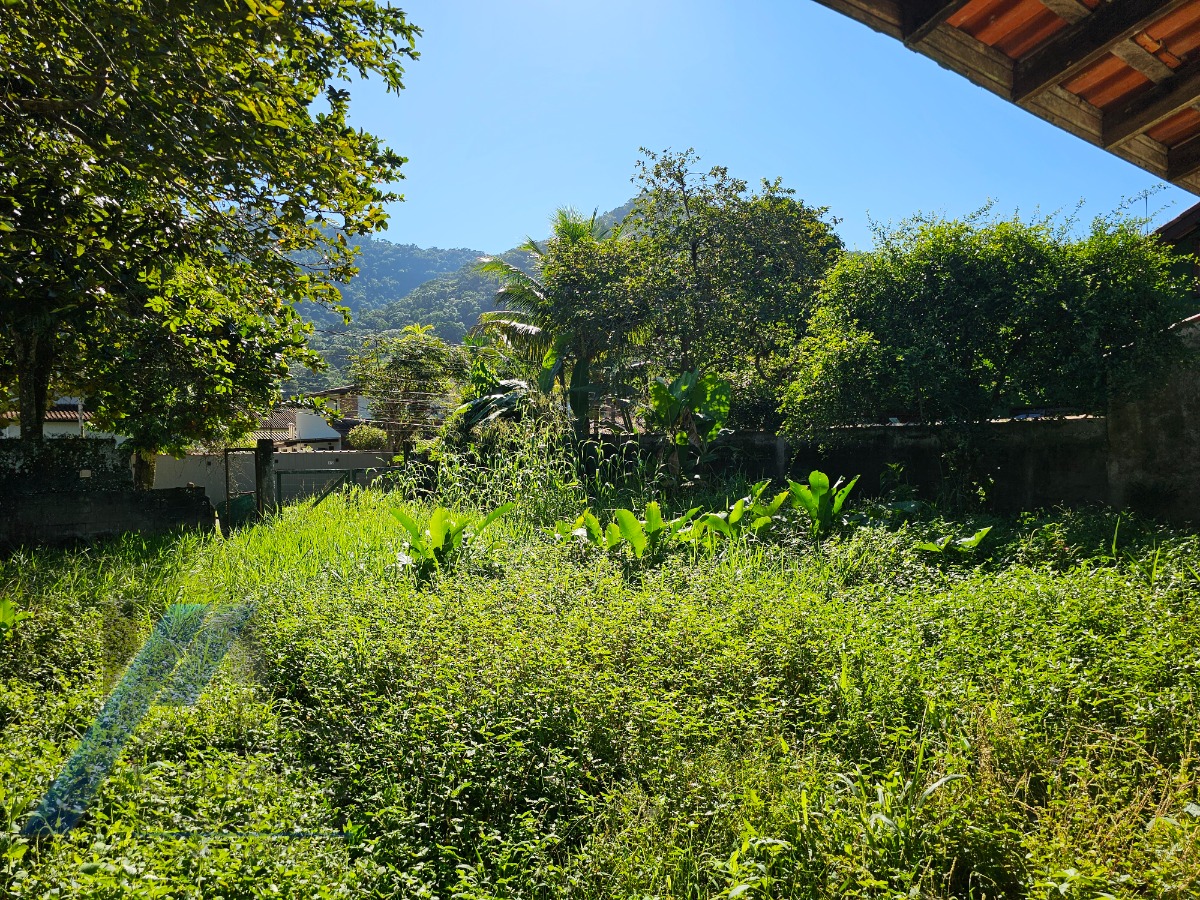 Ubatuba, Ressaca - Casa inacabada com 02 dormitórios, sendo 01 suíte, precisa de reforma.