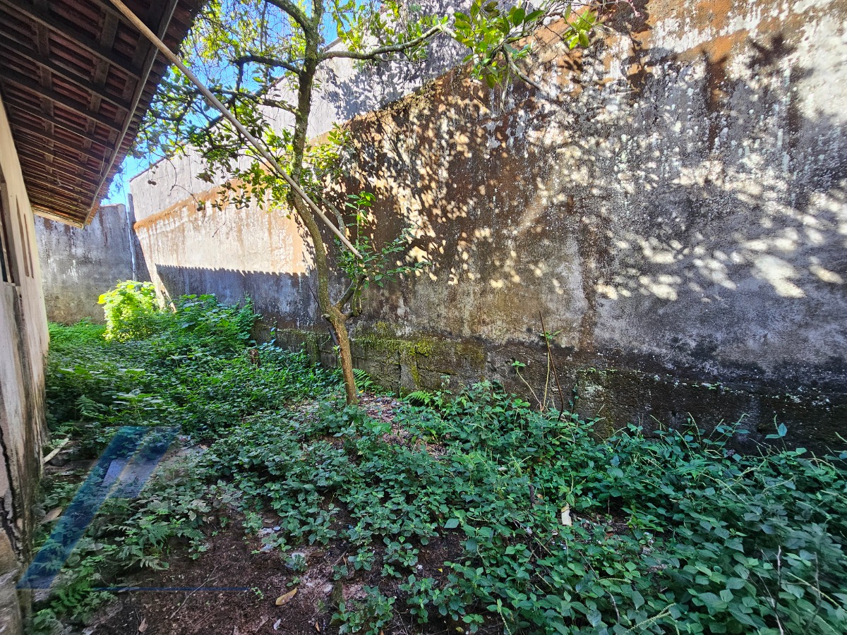Ubatuba, Ressaca - Casa inacabada com 02 dormitórios, sendo 01 suíte, precisa de reforma.
