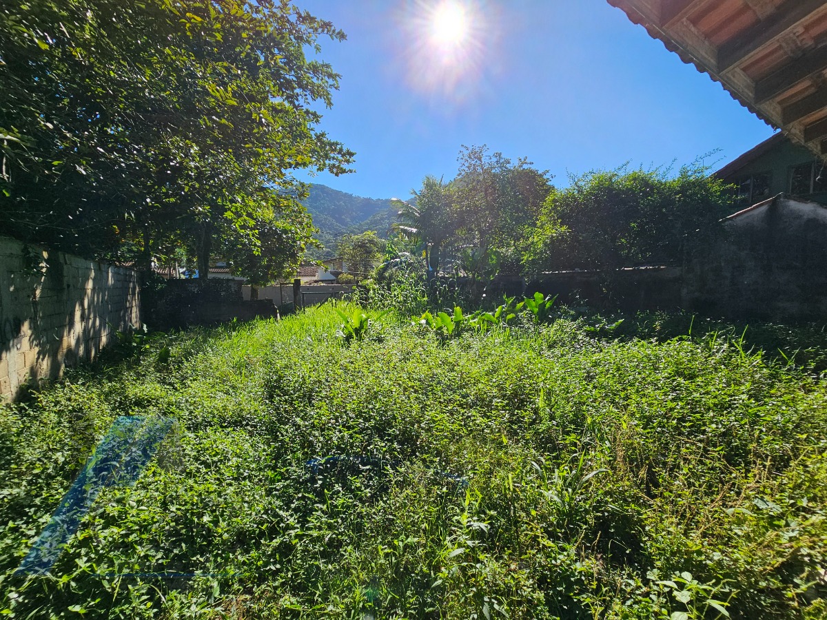 Ubatuba, Ressaca - Casa inacabada com 02 dormitórios, sendo 01 suíte, precisa de reforma.