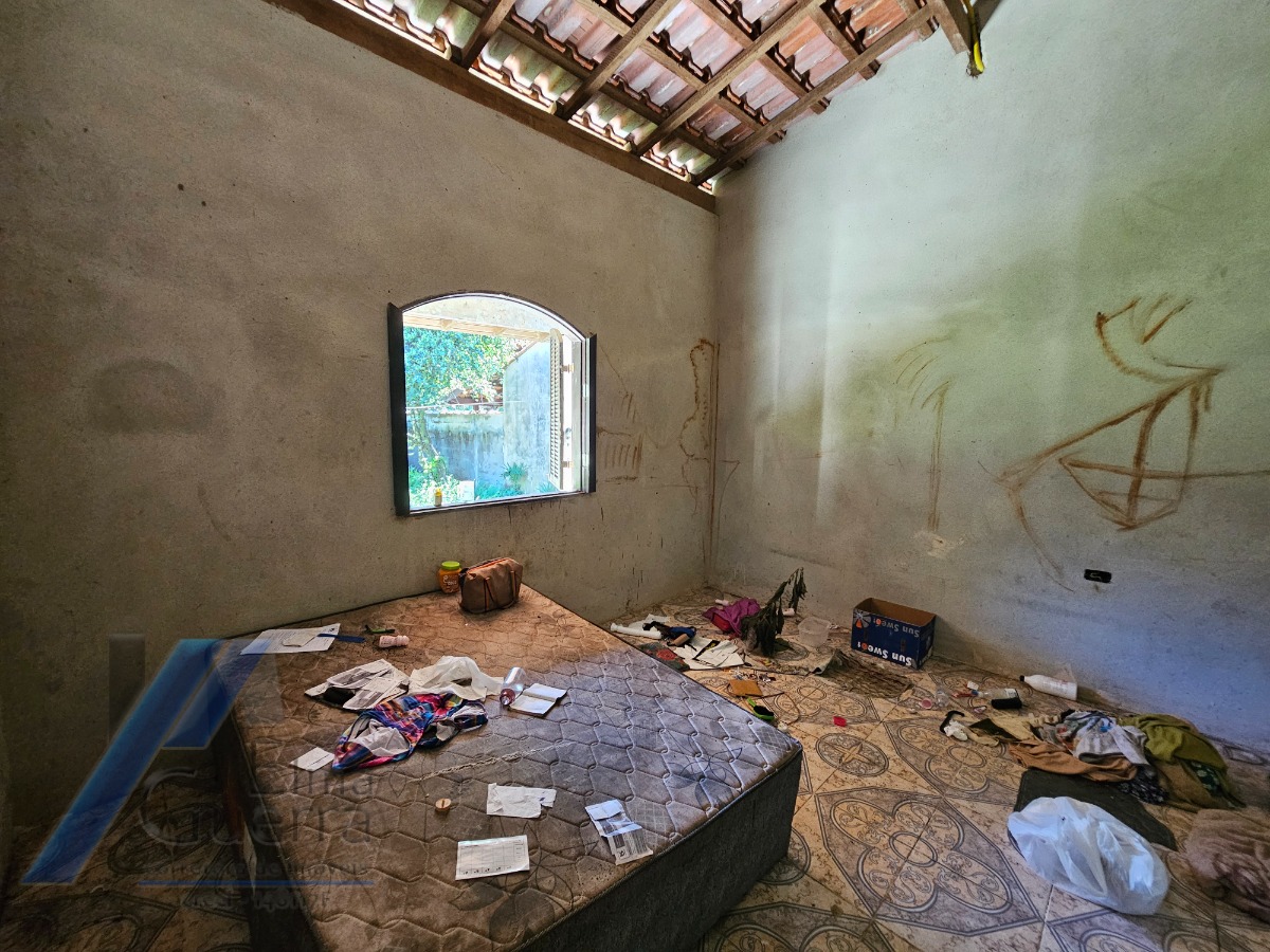 Ubatuba, Ressaca - Casa inacabada com 02 dormitórios, sendo 01 suíte, precisa de reforma.