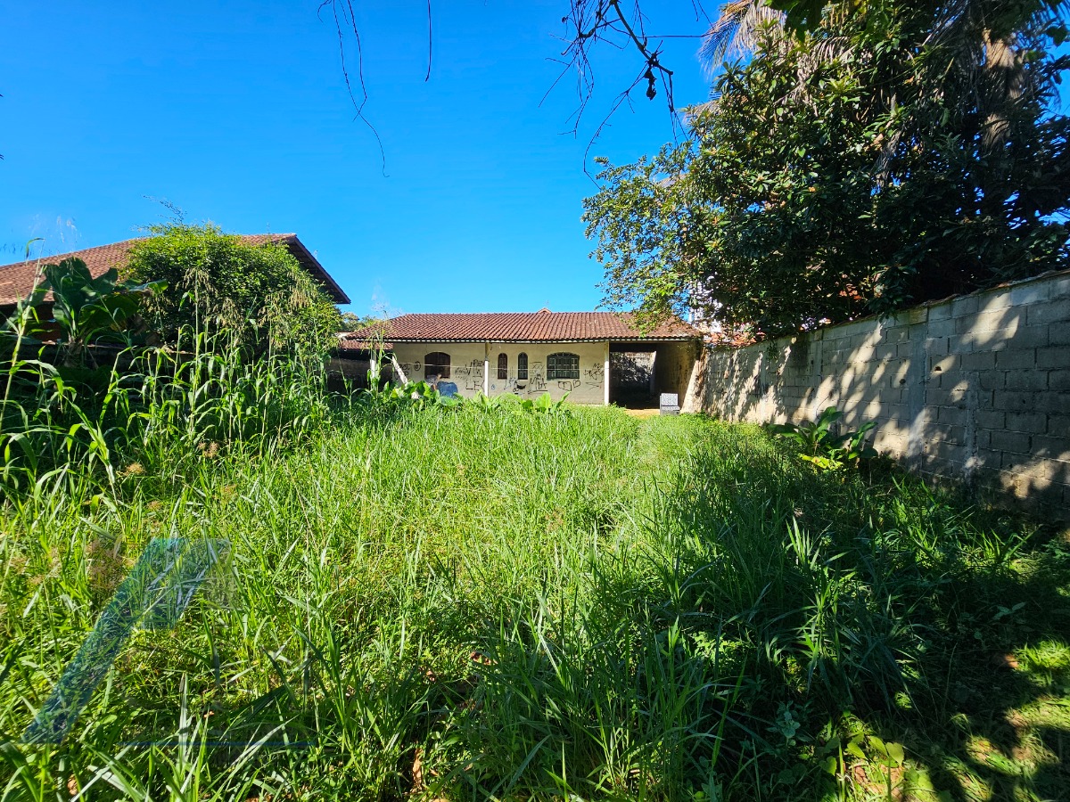 Ubatuba, Ressaca - Casa inacabada com 02 dormitórios, sendo 01 suíte, precisa de reforma.
