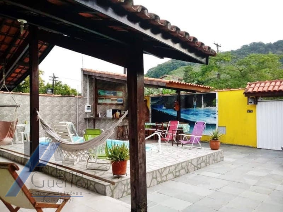 Ubatuba, Pereque-açú - Casa com 03 dormitorios, sendo 01 suite e área de lazer.