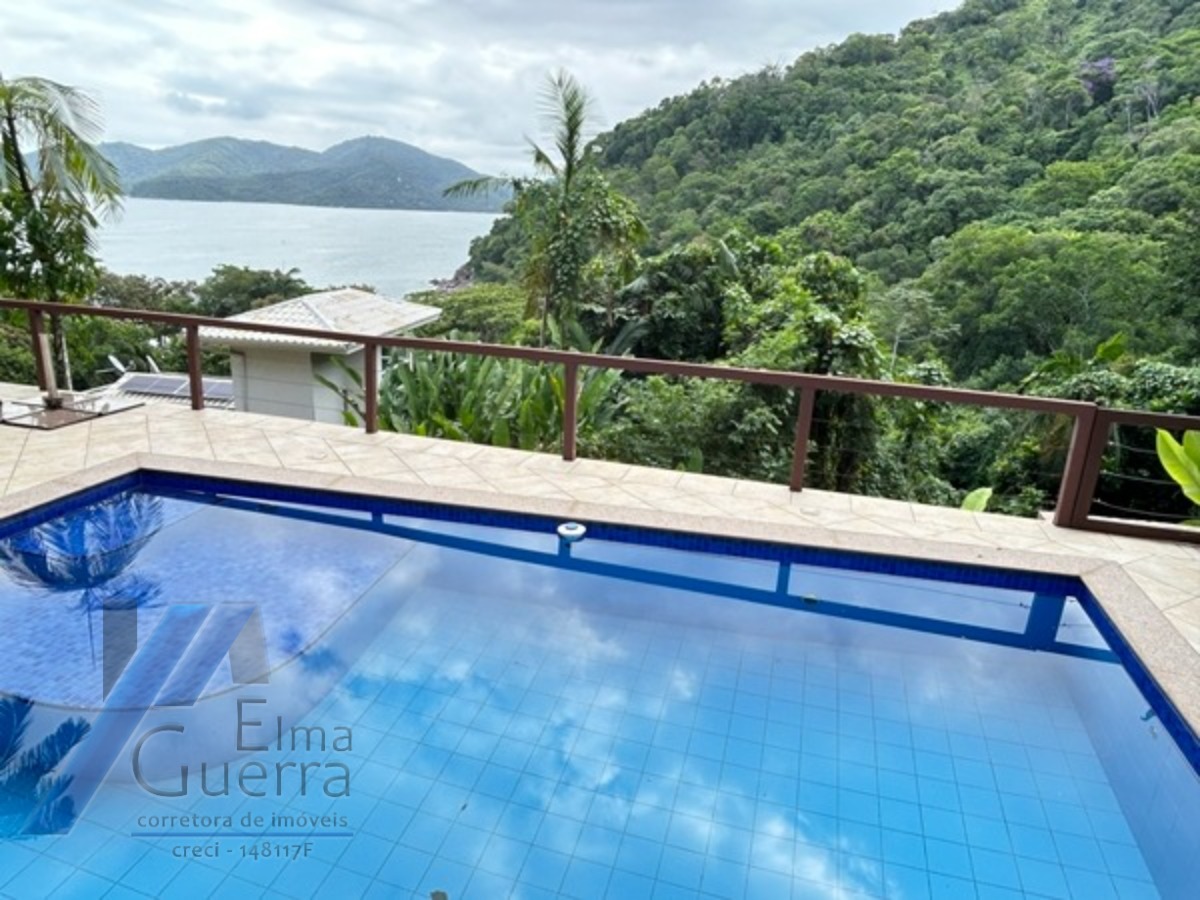 Ubatuba, Domingas Dias - Casa com 05 dormitórios, sendo 04 suítes e área de lazer com vista para o mar.