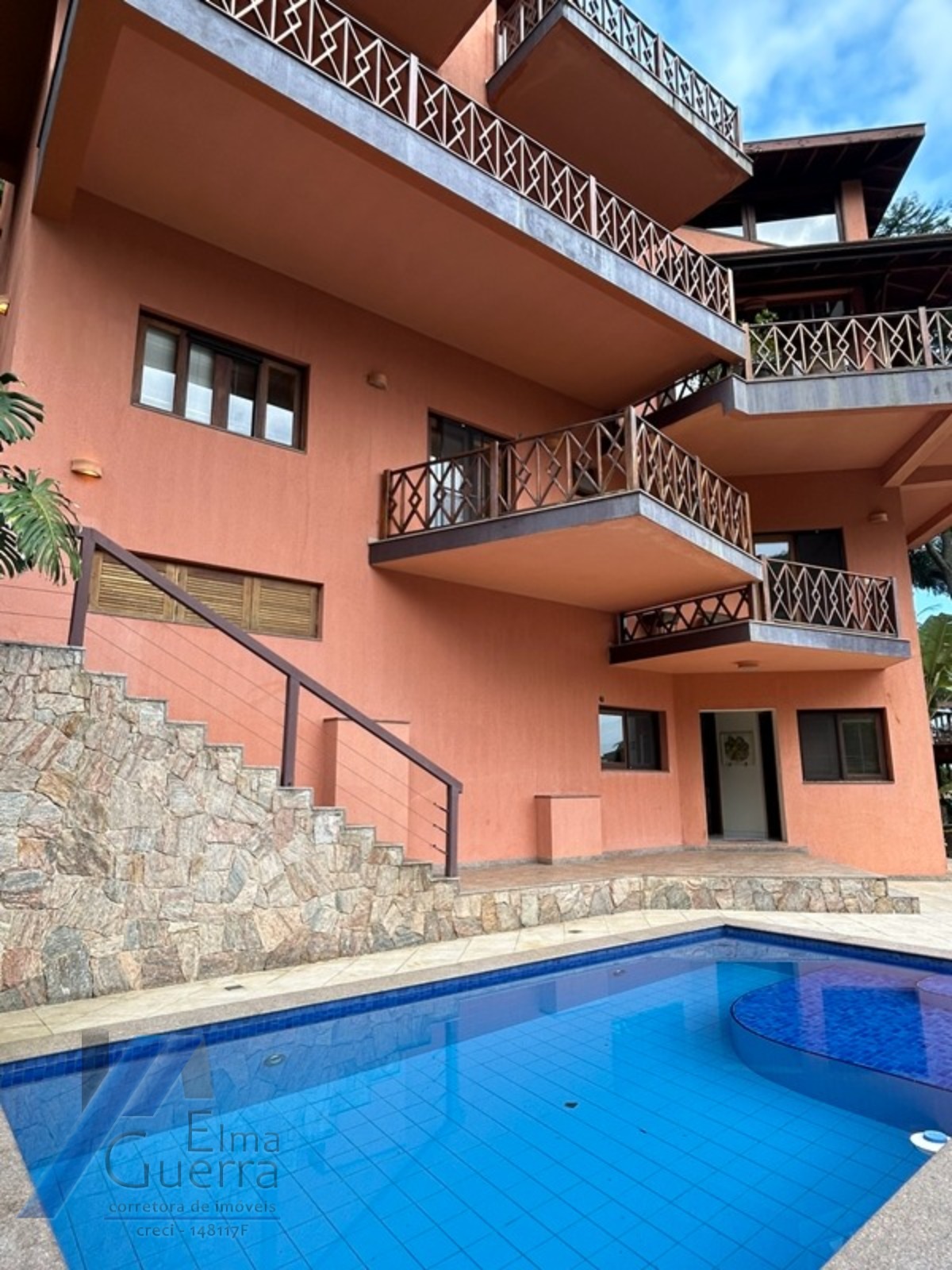 Ubatuba, Domingas Dias - Casa com 05 dormitórios, sendo 04 suítes e área de lazer com vista para o mar.