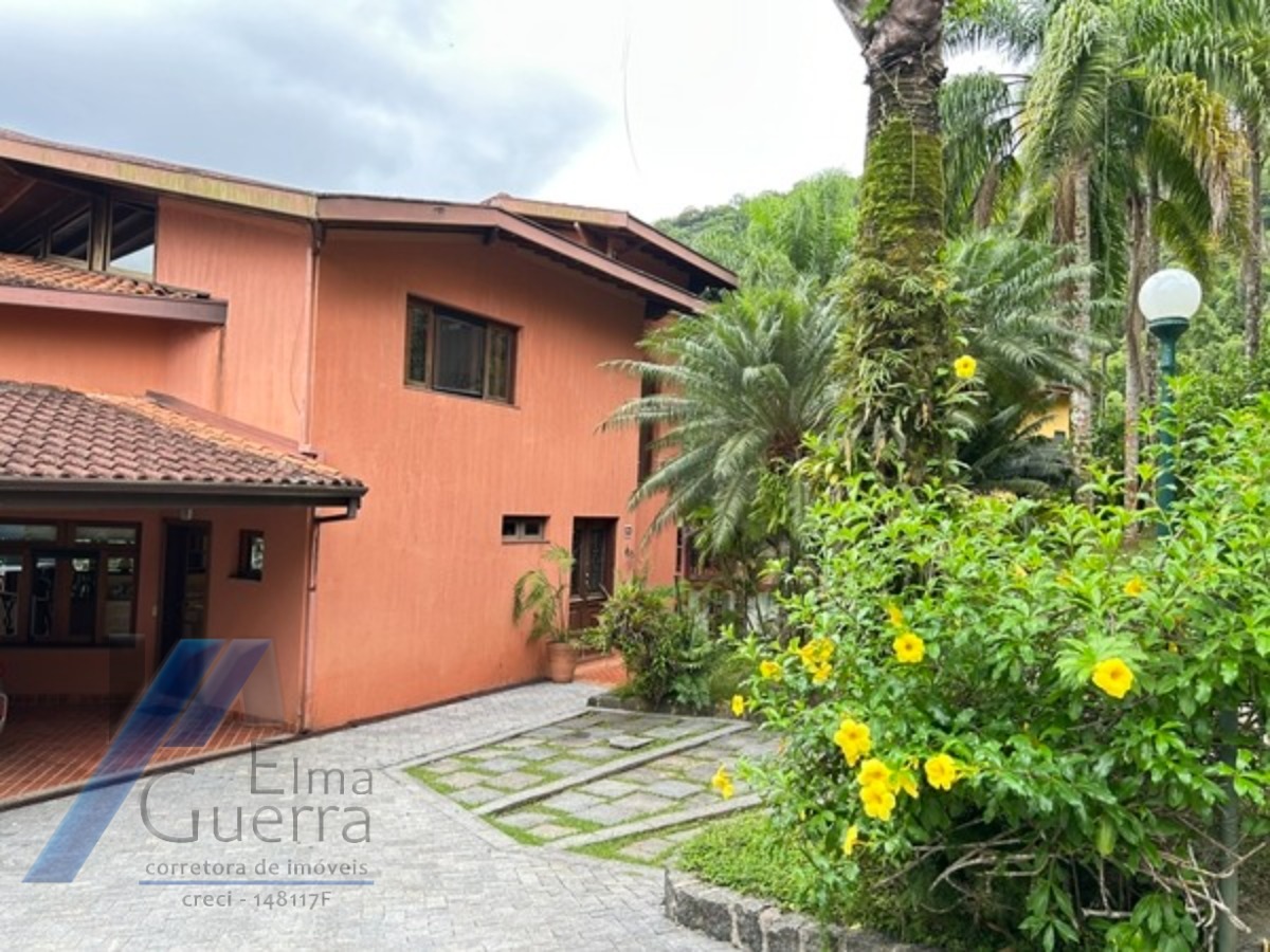 Ubatuba, Domingas Dias - Casa com 05 dormitórios, sendo 04 suítes e área de lazer com vista para o mar.