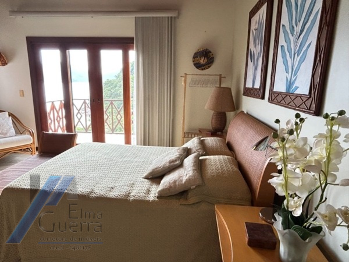 Ubatuba, Domingas Dias - Casa com 05 dormitórios, sendo 04 suítes e área de lazer com vista para o mar.