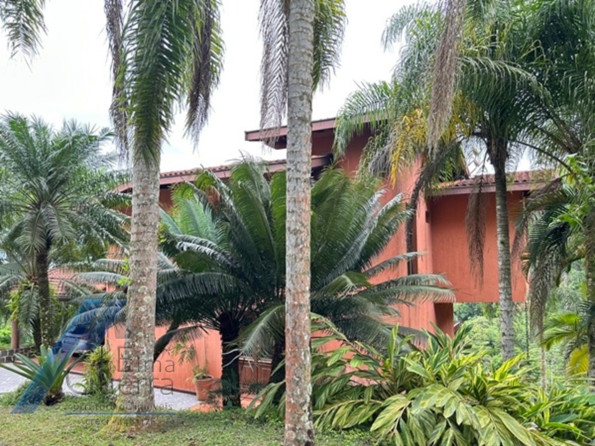 Ubatuba, Domingas Dias - Casa com 05 dormitórios, sendo 04 suítes e área de lazer com vista para o mar.