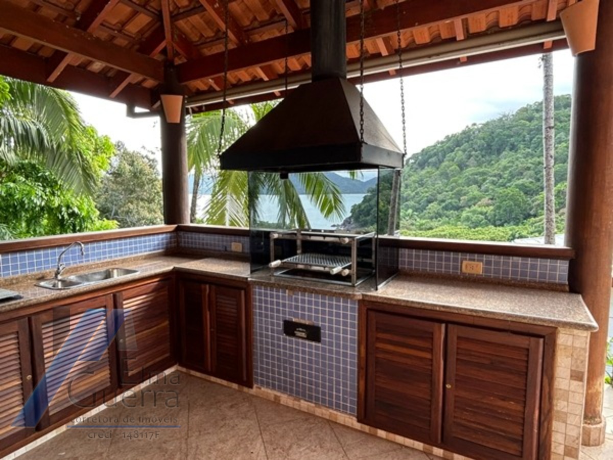 Ubatuba, Domingas Dias - Casa com 05 dormitórios, sendo 04 suítes e área de lazer com vista para o mar.