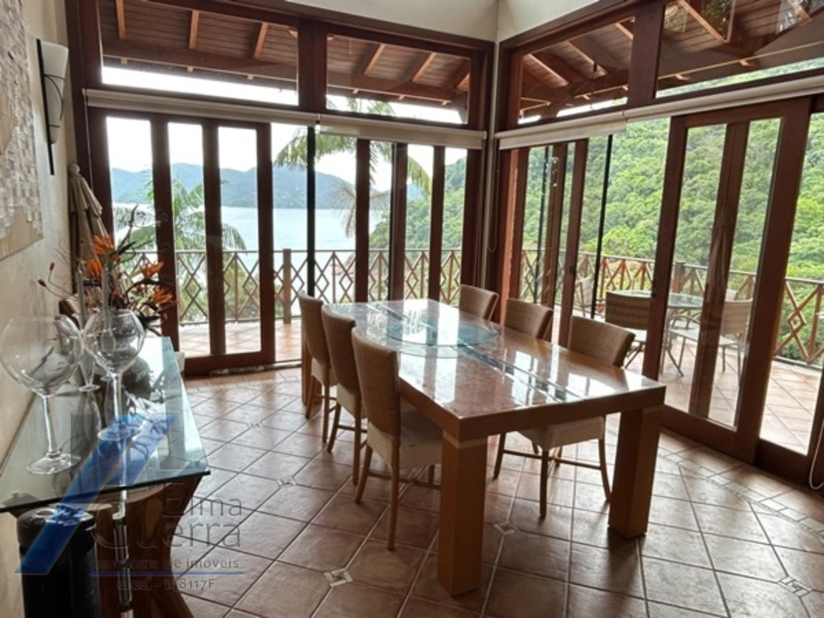 Ubatuba, Domingas Dias - Casa com 05 dormitórios, sendo 04 suítes e área de lazer com vista para o mar.