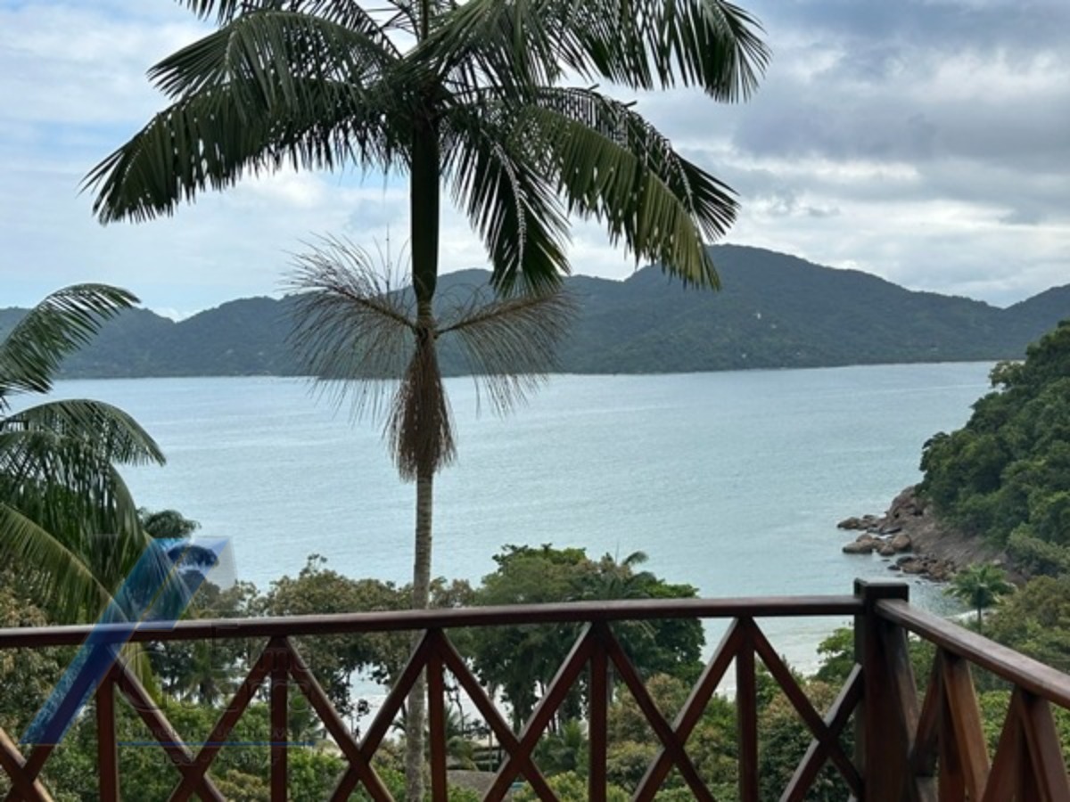 Ubatuba, Domingas Dias - Casa com 05 dormitórios, sendo 04 suítes e área de lazer com vista para o mar.