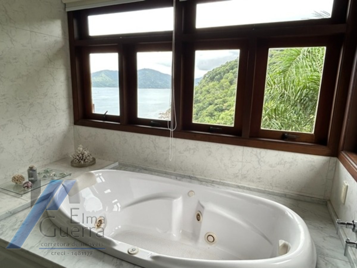 Ubatuba, Domingas Dias - Casa com 05 dormitórios, sendo 04 suítes e área de lazer com vista para o mar.