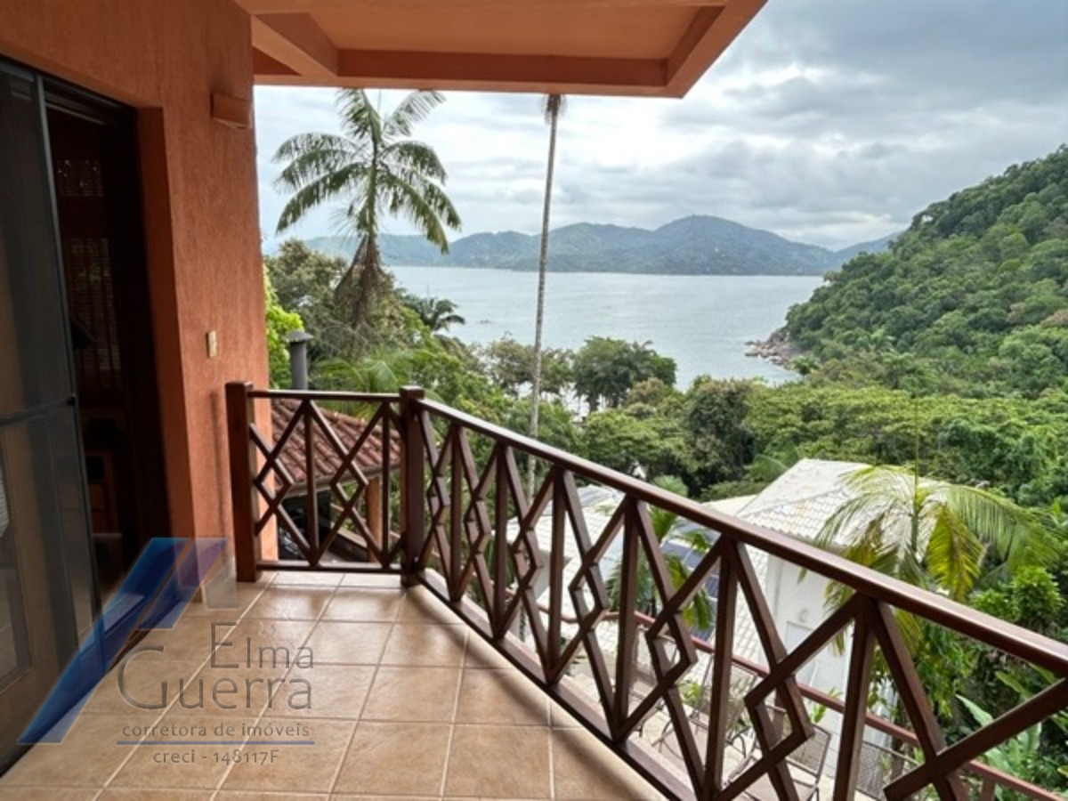 Ubatuba, Domingas Dias - Casa com 05 dormitórios, sendo 04 suítes e área de lazer com vista para o mar.
