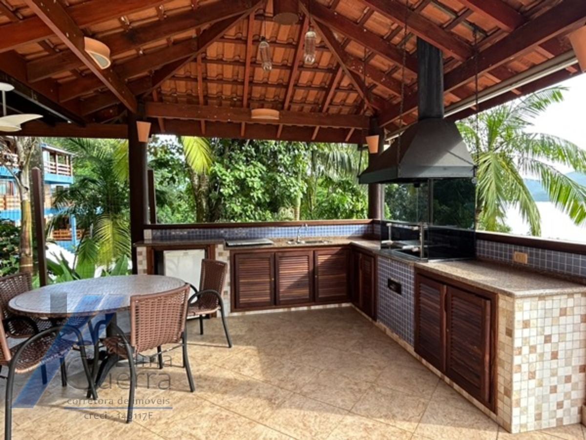 Ubatuba, Domingas Dias - Casa com 05 dormitórios, sendo 04 suítes e área de lazer com vista para o mar.